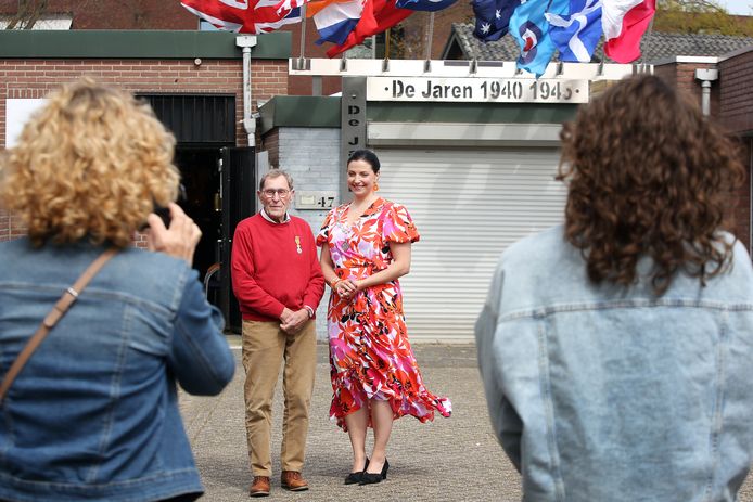 Frans van Venrooij (81), zojuist gedecoreerd, laat zich voor zijn museum op de foto zetten aan de zijde van burgemeester Hanne van Aart van Loon op Zand.
