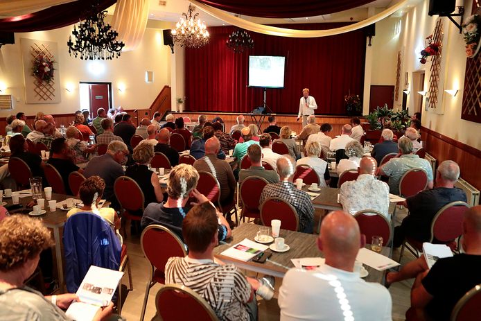 Bij een eerdere bijeenkomst voor bewoners over de vervuiling met staalslakken zat het dorpshuis in Spijk  ook al bomvol.