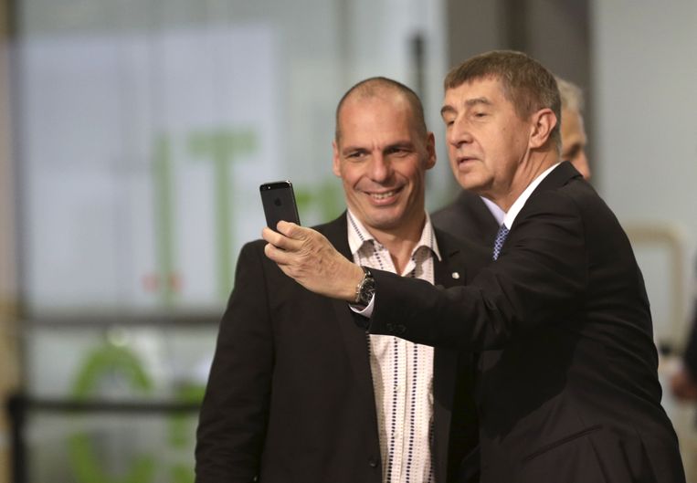 Andrej Babis neemt een selfie met Yanis Varoufakis. Beeld reuters