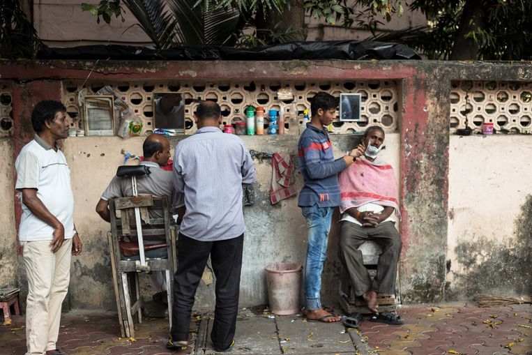 Openluchtkapper in Bandra. Beeld Natalie Lycops
