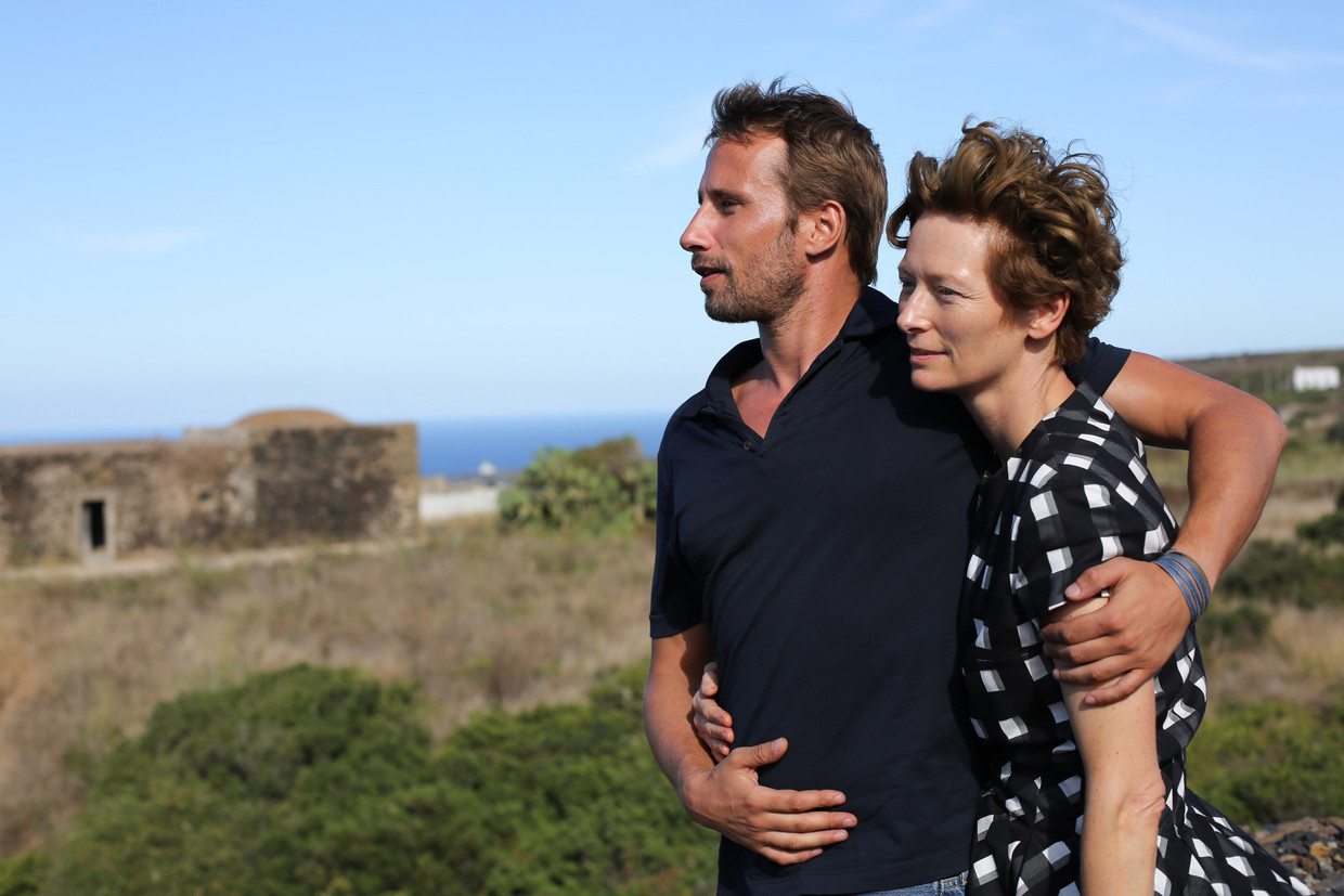 Matthias Schoenaerts en Tilda Swinton in 'A Bigger Splash'. Beeld Photo News