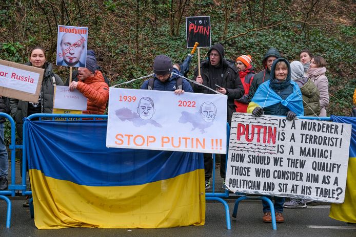 Een Oekraïense betoging aan de Russische ambassade in Ukkel, Brussel.