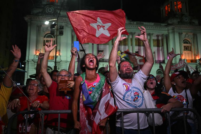De ontlading van de Lula-aanhangers als de uitkomst bekend wordt. Beeld AFP