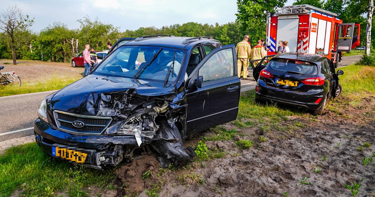 Vrouw gewond naar ziekenhuis na botsing in Casteren - Eindhovens Dagblad
