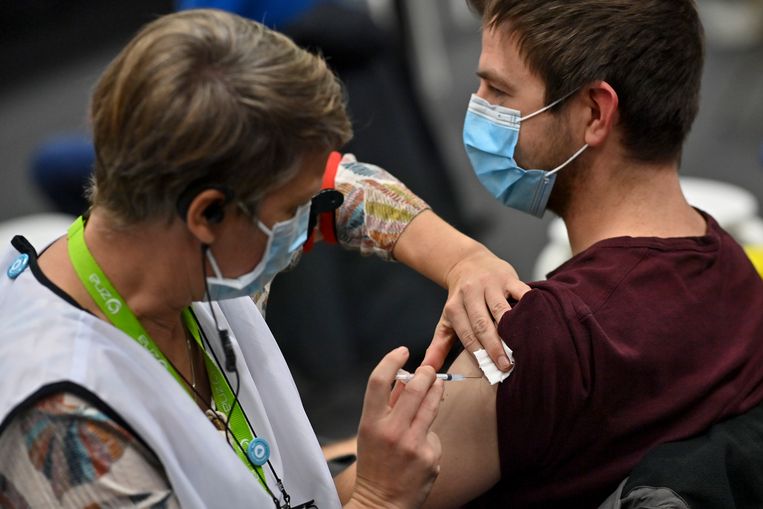 Een man krijgt een covidprik toegediend tijdens een mobiel vaccinatiemoment in Schoten. Beeld BELGA