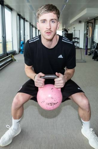 Alexis Saelemaekers revalideert als een bezetene om fit te geraken voor Qatar: “Ik kan een surplus brengen op de rechterflank”