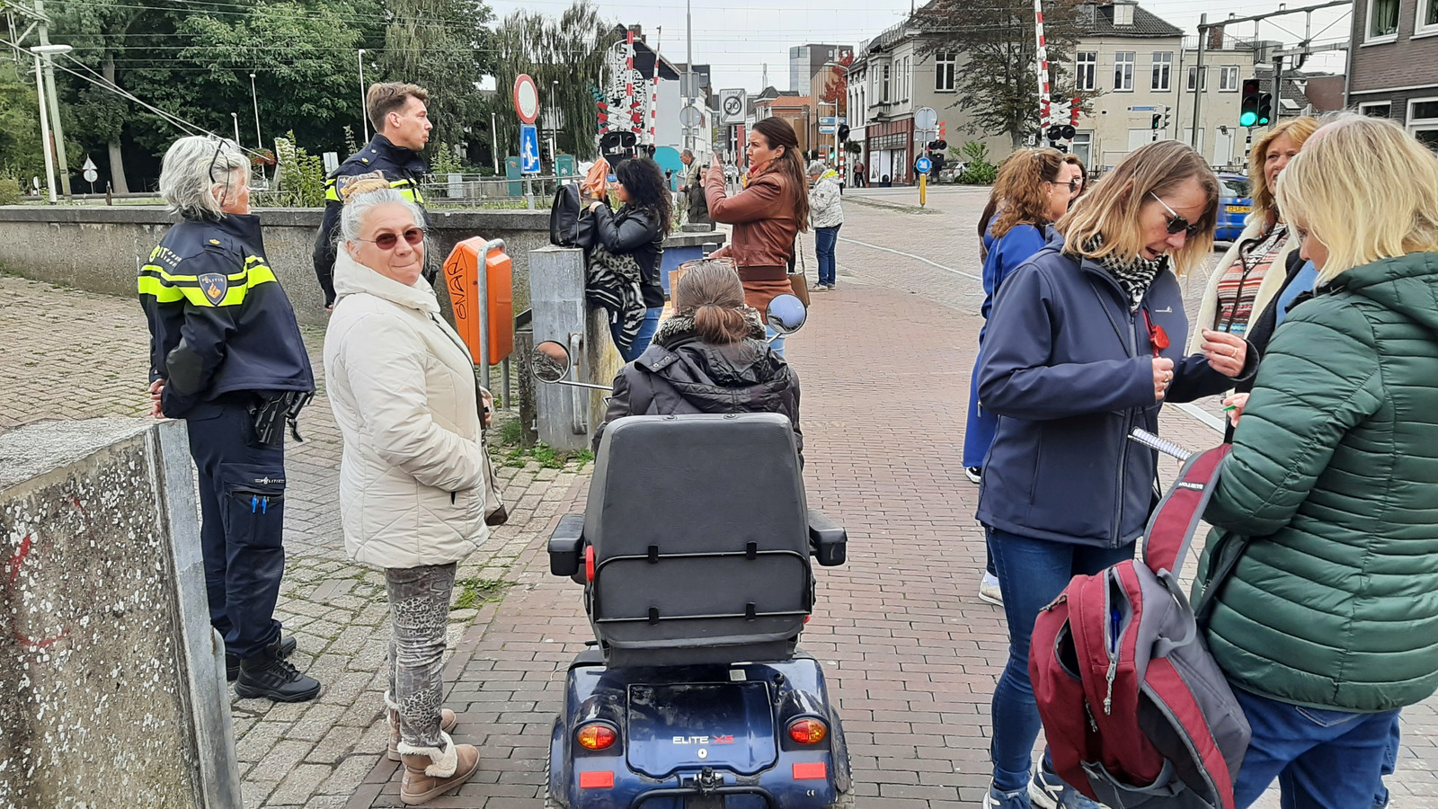 Protestwandeling tegen QR-codecheck in Roosendaal. Agenten van politie leggen uit welke route moet worden gelopen.