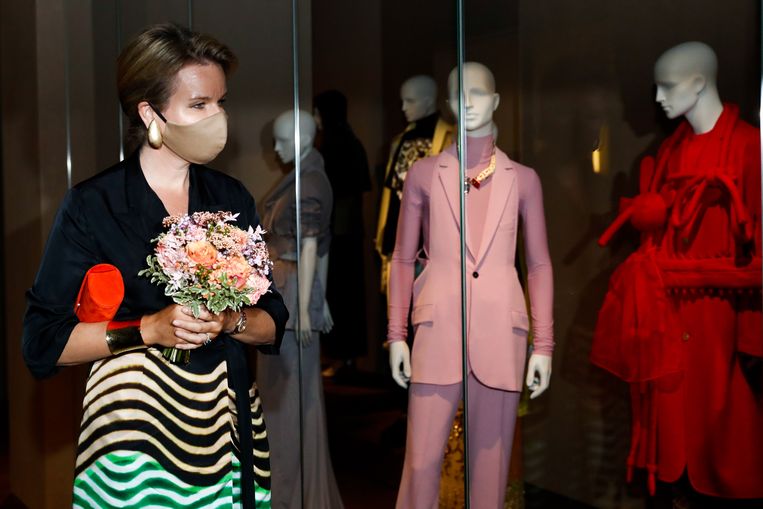 Onlangs was koningin Mathilde nog op bezoek in het ModeMuseum in Antwerpen. Beeld EPA