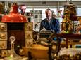 Directeur Onno in ’t Veld tussen de spullen in kringloopwinkel 2Switch in Zutphen.
