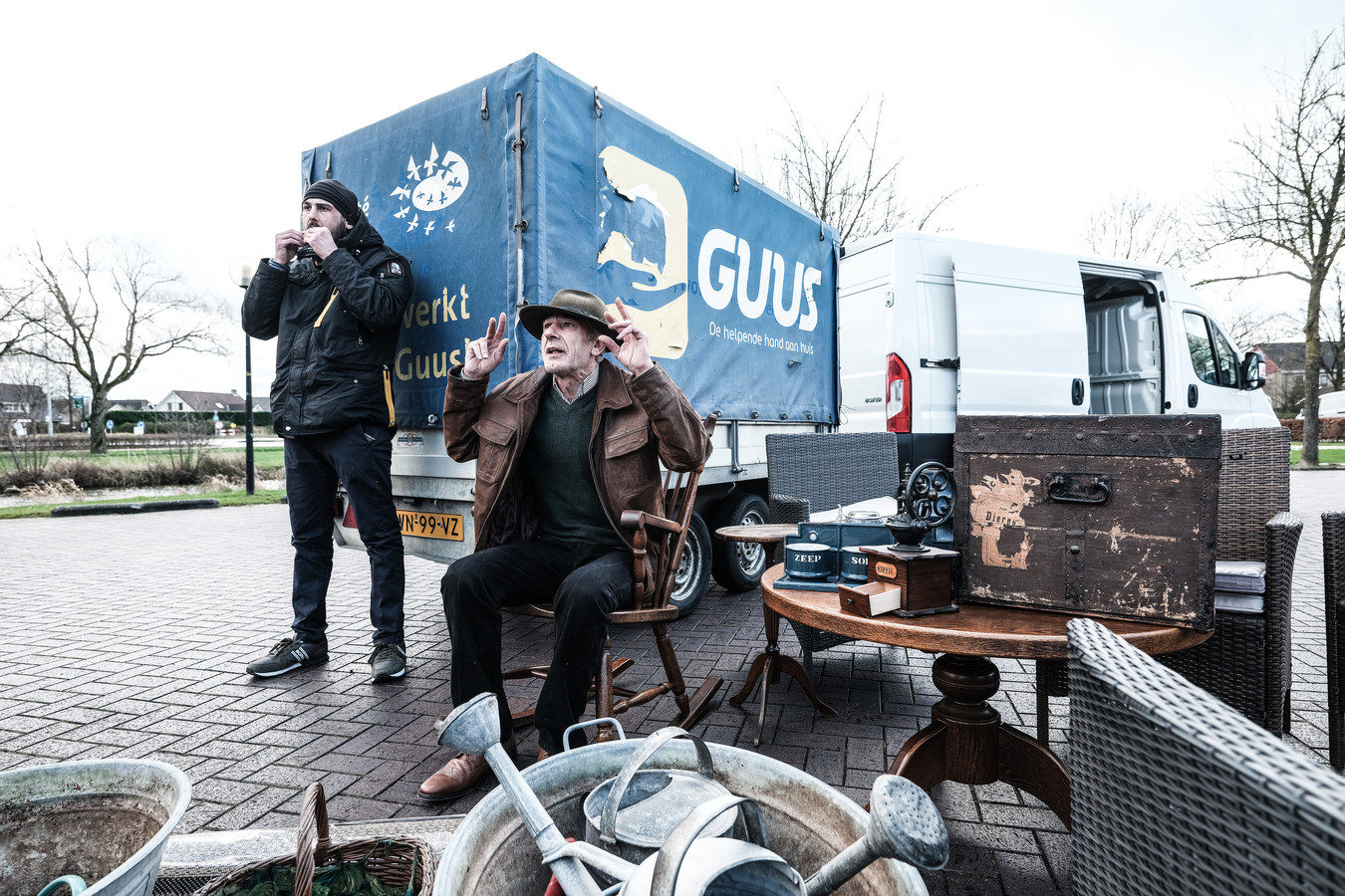 of Inloggegevens verbanning Kringloopwinkel Guus protesteert bij gemeentehuis: 'Alleen hier kan ik mijn  spullen nog verkopen' | Foto | gelderlander.nl