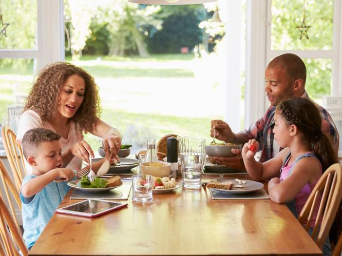 3 slechte eetgewoonten die kinderen van hun ouders kopiëren