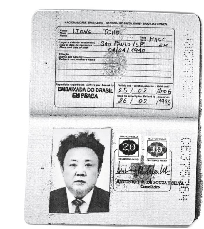 Het Braziliaanse paspoort van de voormalige leider Kim Jong-il, met de naam 'Ijong Tchoi'.