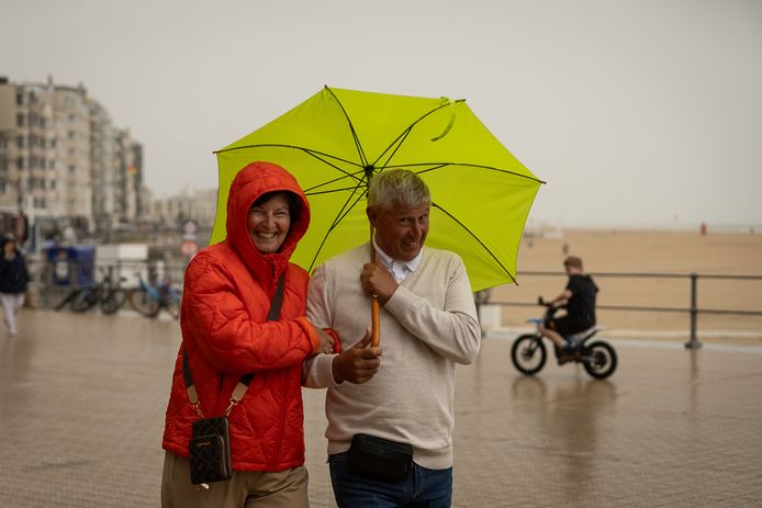 Toeristen in Oostende in de regen. Beeld van gisteren.