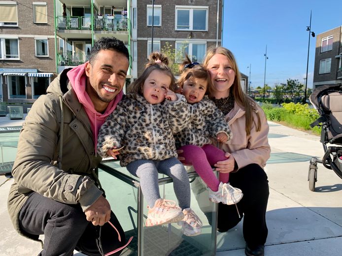 Anouar Ech Chebab en Claudia Middelkoop met hun tweeling Amani en Jana (rechts).