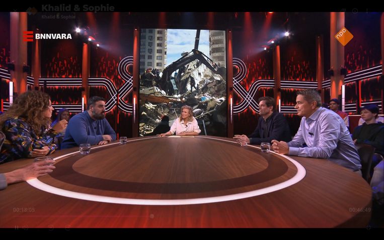 Sinan Can (blauwe trui) en Atilay Uslu (rechts) aan tafel bij 'Khalid & Sophie'. Beeld Still van tv