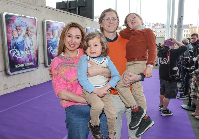 'Blind Getrouwd'-koppel Nuria en Stijn en hun kinderen.