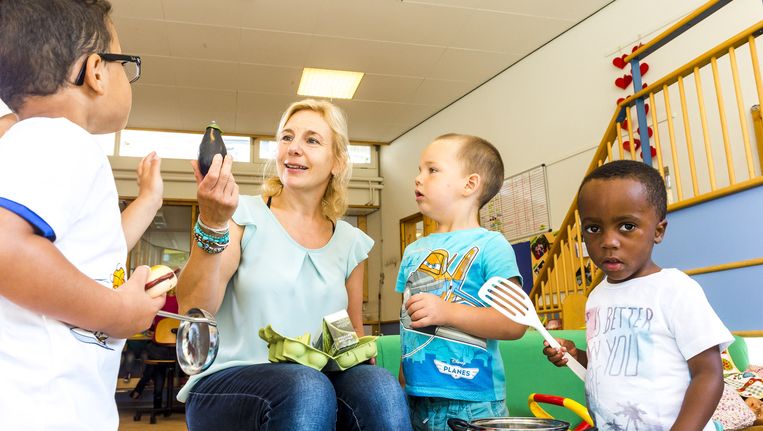 Peuters knutselen tijdens de opening van de eerste peuterschool in Amsterdam. Beeld anp