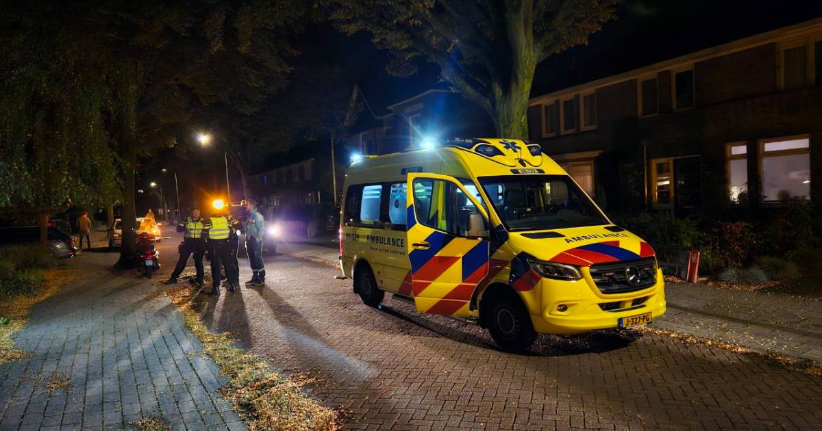 Scooterrijder schuift meters over de grond na botsing tegen paaltje.