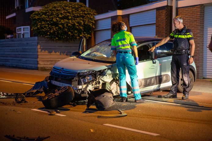 Auto's frontaal op elkaar in Roosendaal.