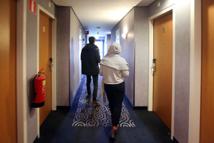 Ook in Port of Moerdijk, het arbeidsmigrantenhotel  in Moerdijk,  is sprake van een all-in pakket voor de migranten die er wonen. Baan en bed (kostprijs 400 euro voor een klein kamertje dat de migrant moet delen met een andere migrant) zjin aan elkaar gekoppeld. Geen werk meer, dan ook geen dak meer boven je hoofd.
