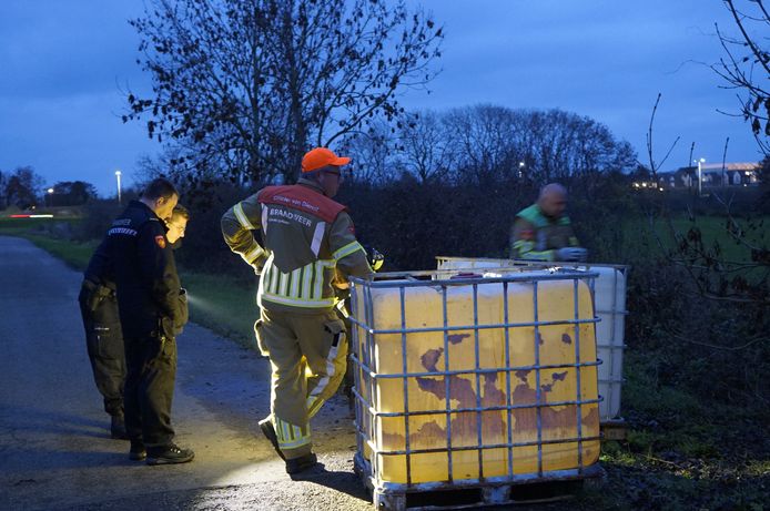 De gedumpte containers langs de Veerstraat in Gennep worden nog vandaag opgehaald door een specialistische bedrijf.