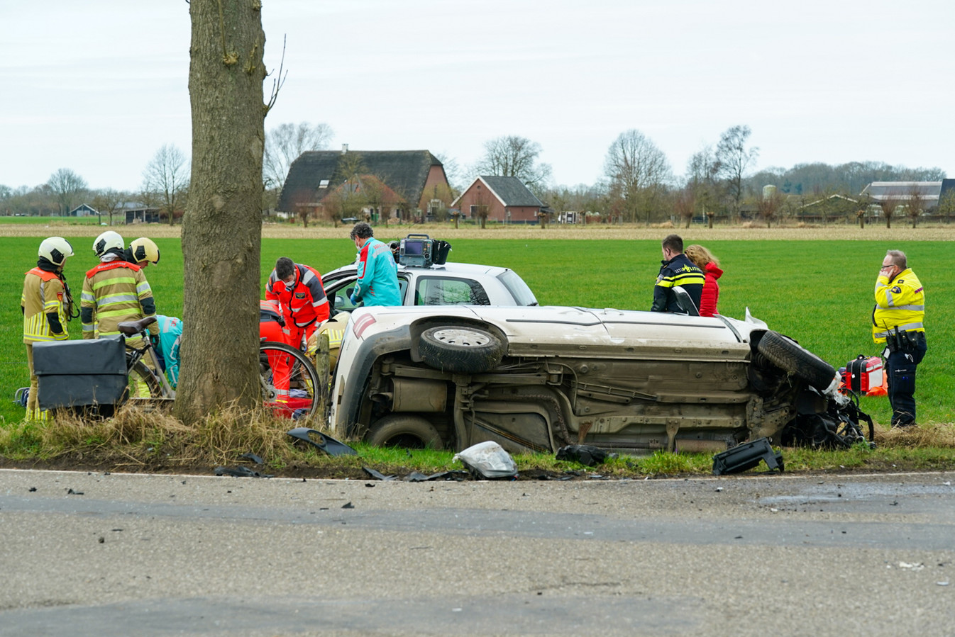 Personenauto En Busje Belanden In Het Groen Na Botsing In Wijk Bij 
