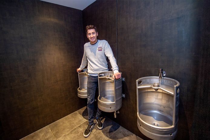 Boy de Swart van eetcafé De Gouden Leeuw, liet in 2020 trots zijn openbaar toegelijk toilet zien toen Druten voor de eerste keer 'kampioen' werd.
