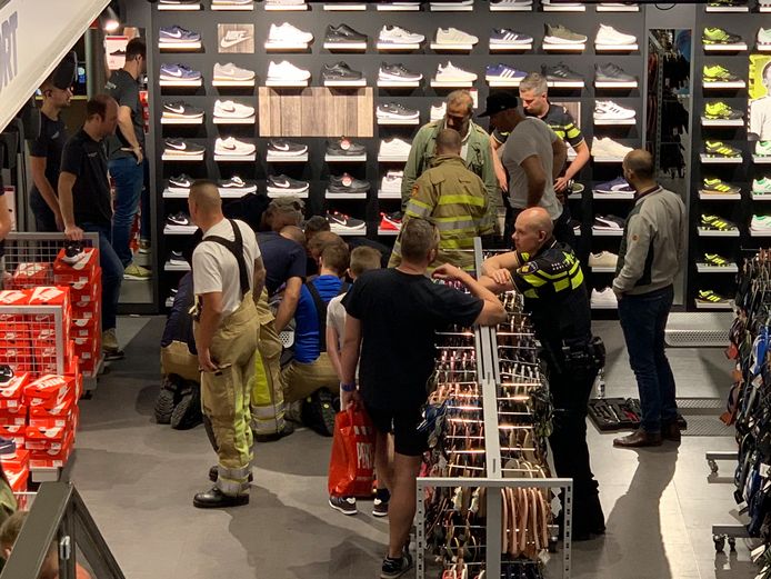 Jongetje stopt vinger in bankje bij Intersport en komt vast te zitten