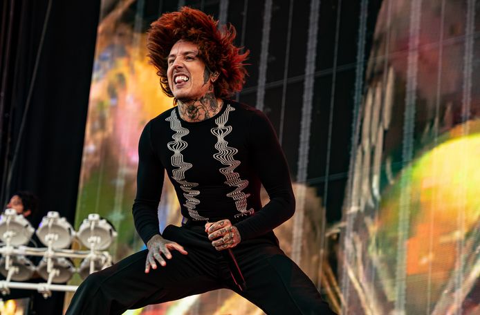 Oliver Sykes van Bring Me the Horizon tijdens een festival vorig jaar.