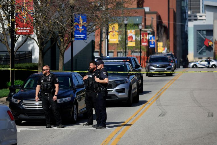 Diversi morti e feriti nella sparatoria in una banca di Louisville