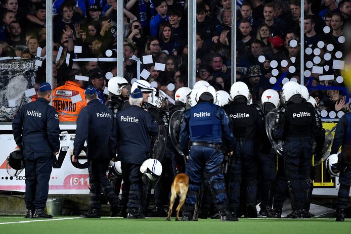 Fans Misdragen Zich In Knotsgekke Limburgse Derby Ref Visser Fluit Stvv Genk Vroegtijdig Af Jupiler Pro League Hln Be