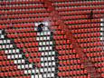Een medewerker spuit de stoeltjes in Vak-P schoon. Niet voor de wedstrijd van zondag, maar omdat de UEFA dat wil, voor de halve finale van de Nations League.