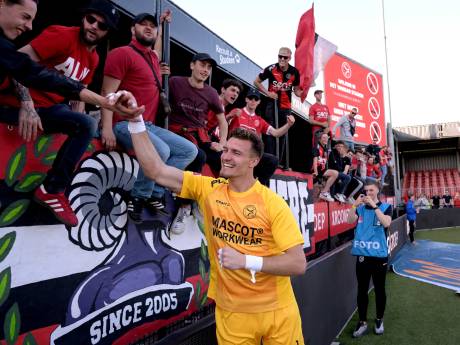 Almere-doelman dankzij bidon held in bizarre penaltyserie tegen VVV: ‘Heeft me zeker geholpen’