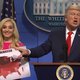 ▶ Alec Baldwin neemt afscheid van Donald Trump-imitatie met hilarische speech in ‘Saturday Night Live’