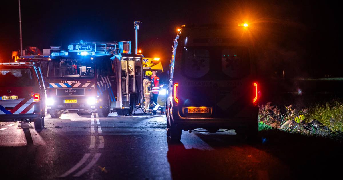 Auto in de sloot bij ongeval in Sint-Annaland.