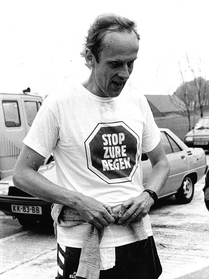 De heer Winsemius tijdens een hardloopwedstrijd (5,5 km) over de luchthaven Schiphol in 1986