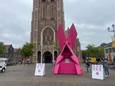 Daar is 'ie dan! Het zeven meter hoge konijn staat op de Markt