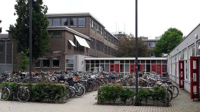De achterzijde van het Odulphuslyceum. Het lokaal in kwestie ligt op de tweede verdieping.