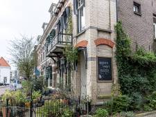 Met dank aan oud schoolbord ‘plakt’ psycholoog Jurgen zijn eigen Loesje in Zwolle: ‘Het gaat niet om goed of fout’