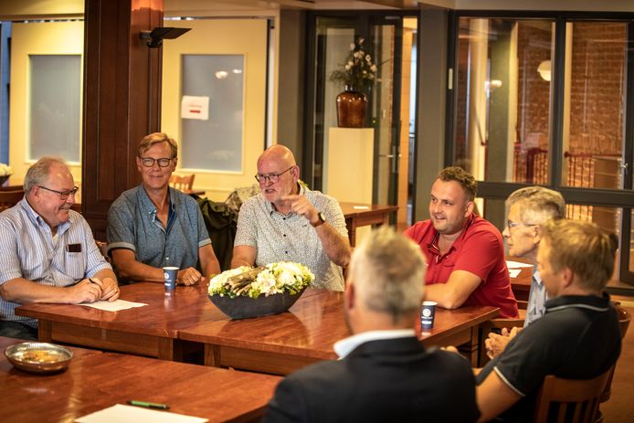 Inloopbijeenkomst voor veteranen. Niet iedereen kon of wilde herkenbaar in beeld. Vanaf links Martin Bosma, Freek Drenth, Frank Waanders, initatiefnemers van de bijeenkomst.