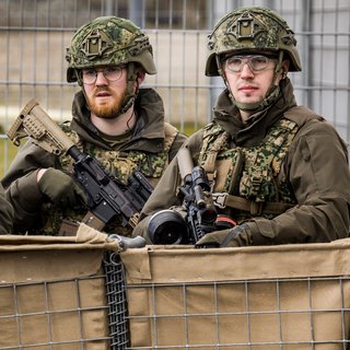 Defensie en onderwijs werken steeds inniger samen. Hoe wenselijk is dat?