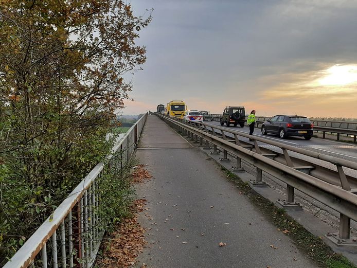 De plek op de Rijnbrug waar vrijdagmiddag een ongeluk gebeurde.