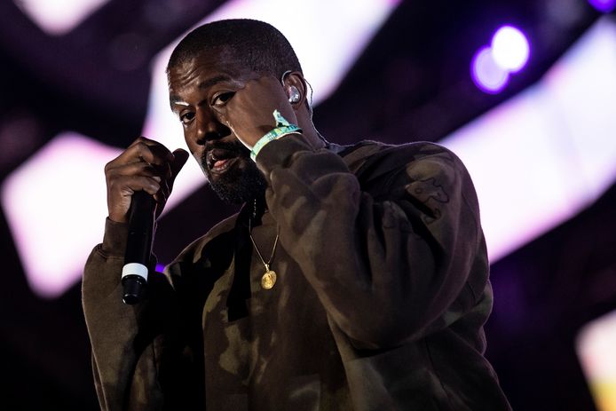 De buren van Kanye West klagen al een tijdje over de koepels die de rapper in zijn achtertuin heeft laten bouwen.