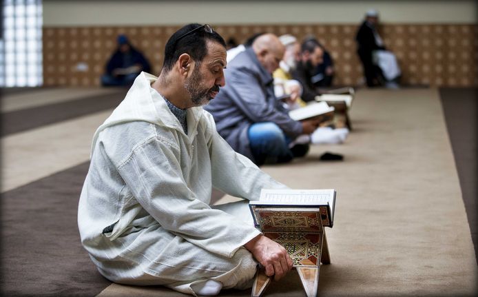 Moslims tijdens het vrijdaggebed in Leiden.