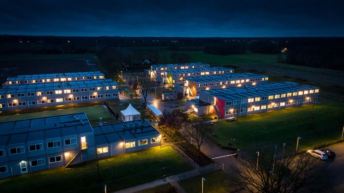 Het asielzoekerscentrum Heemserveen bij Hardenberg blijft open tot maart 2026.