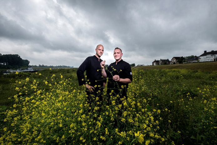 Eigenaren Mike en Jim Cornelissen van restaurant Rijnzicht in Doornenburg. Foto: Jan Ruland van den Brink