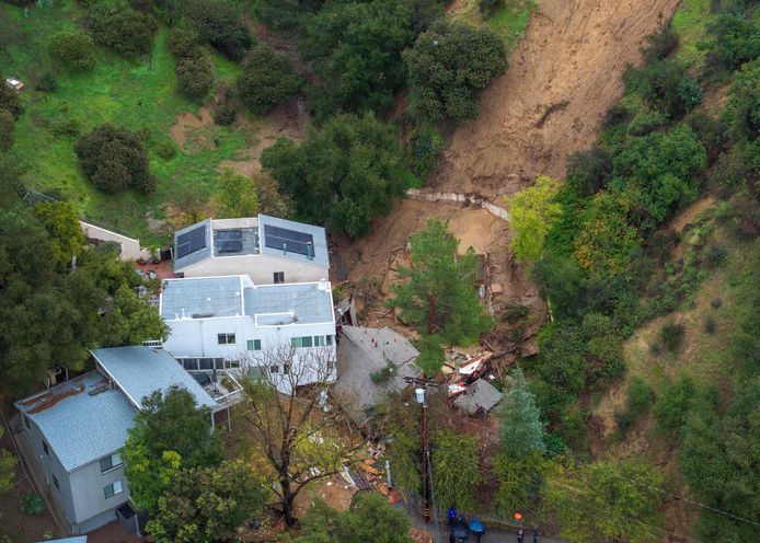 Verwoeste en beschadigde huizen na een aardverschuiving in de Hollywood Hills in LA.