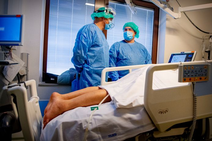 Ook in Duitsland wordt een personeelstekort op de ic-afdelingen voorzien. De Interdisciplinäre Vereiniging für Intensiv- en Notfallmedizin spreekt van 'uitgeput personeel'.