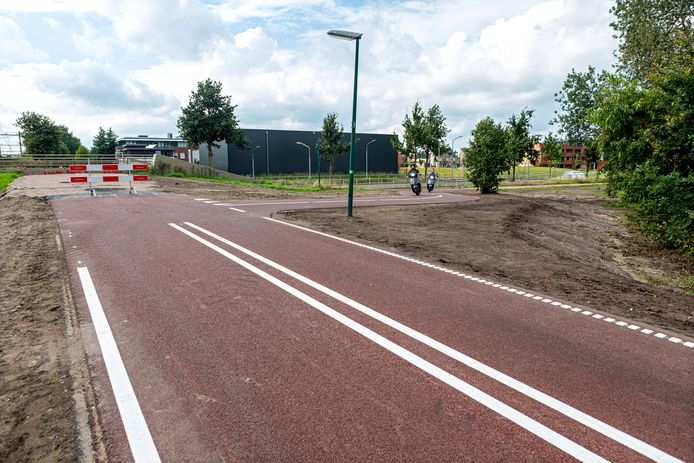De snelfietsroute F58 tussen Tilburg en Breda is aangelegd van NS Tilburg tot bij de Maczektunnel in Rijen. Hier komt de eerste van drie fietsbruggen. Over de helling van 5 procent is het nodige te doen.