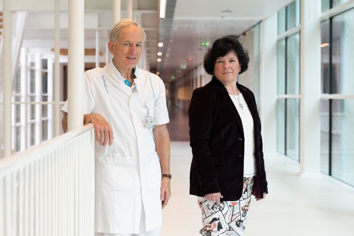 Wetenschappelijk uitvinder Carin Janssen uit Molenhoek en professor Jelle Barentsz (Malden) van het Radboudumc werken samen aan een nieuwe behandelmethode tegen kanker.